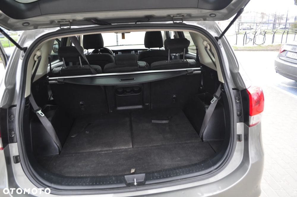 Kia Carens 1.6 GDI Dream Team Edition - 11