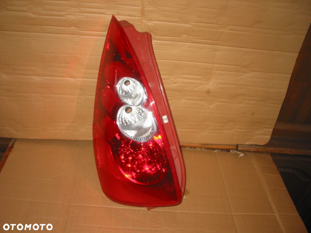 lampa tyl tylna mazda V 5 premacy 05-07r. - 1