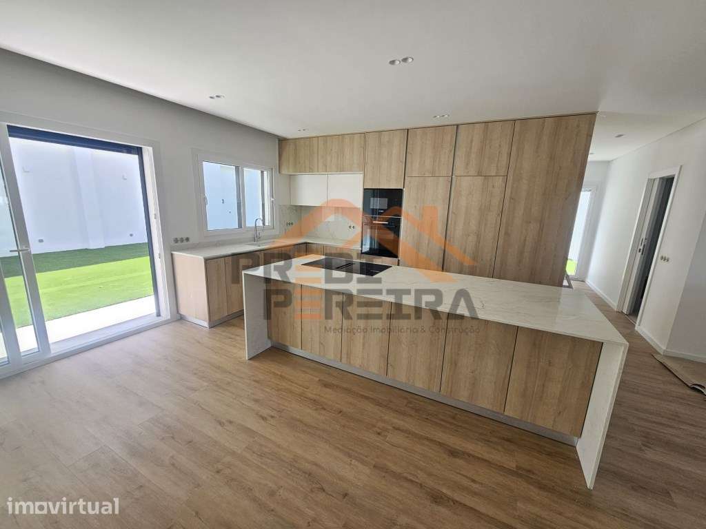 Situada em Santa Iria da Azóia, moradia T5 com piscina aquecida e r... - Grande imagem: 2/45