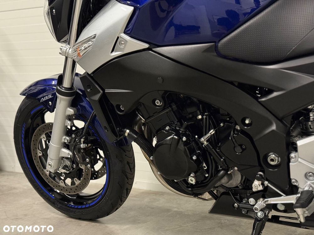 Suzuki GSR - 32
