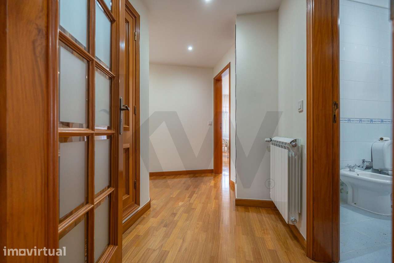 Apartamento T3 Remodelado com Varandas e Garagem em Fermentelos - Grande imagem: 3/36