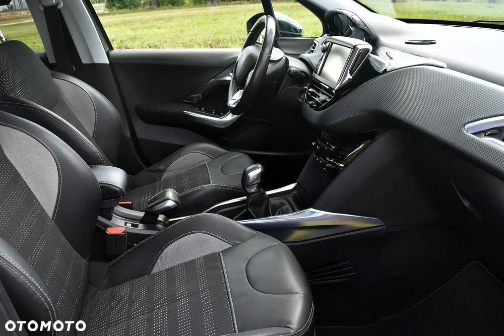 Peugeot 2008 1.2 Pure Tech Allure S&S - 16