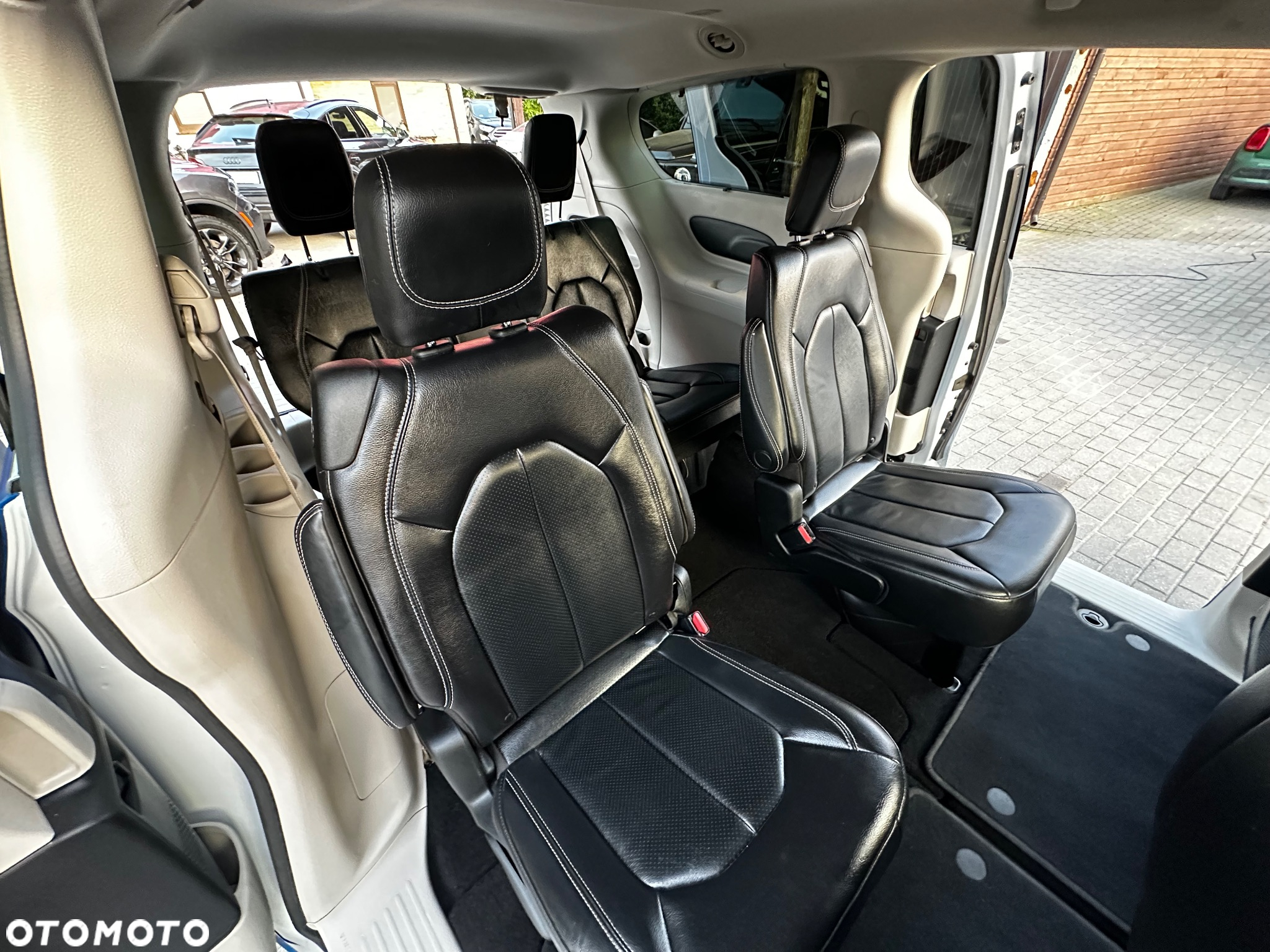 Chrysler Pacifica - 12