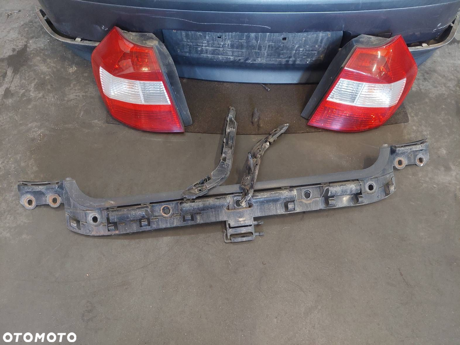 KOMPLETNY TYŁ KLAPA BAGAŻNIKA ZDERZAK TYŁ LAMPY BMW E87 A22 - 2