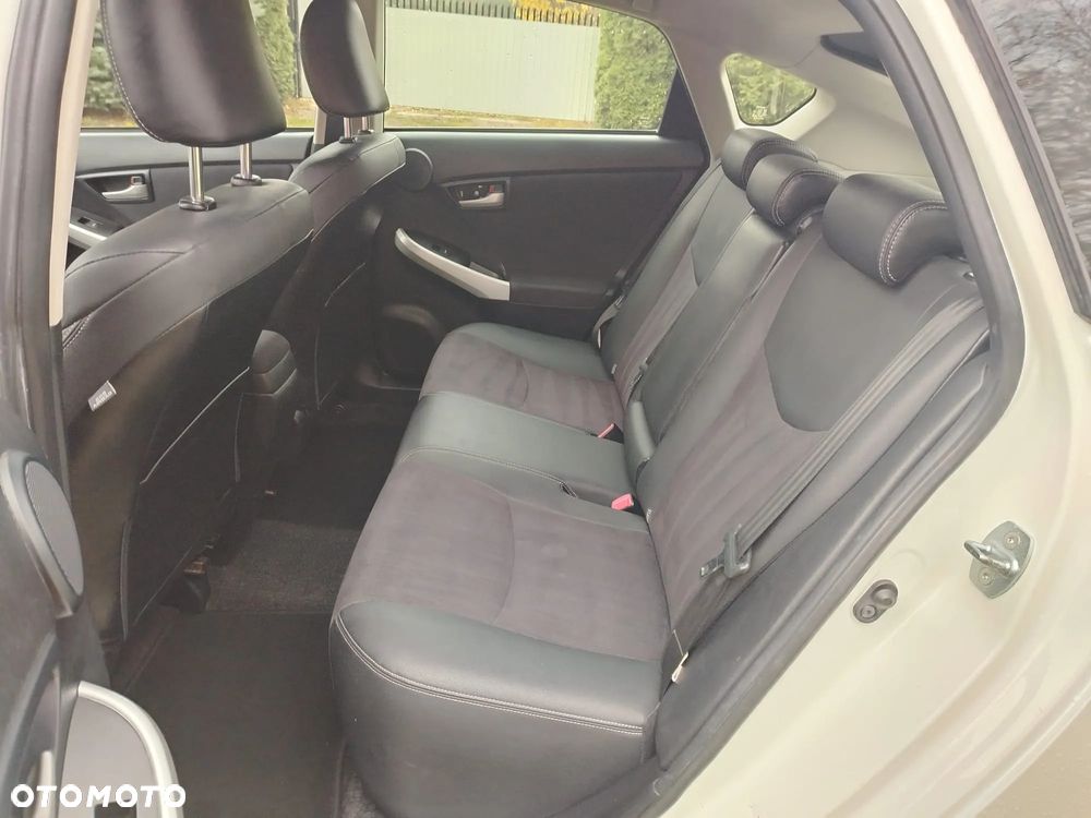 Toyota Prius (Hybrid) Executive - 13