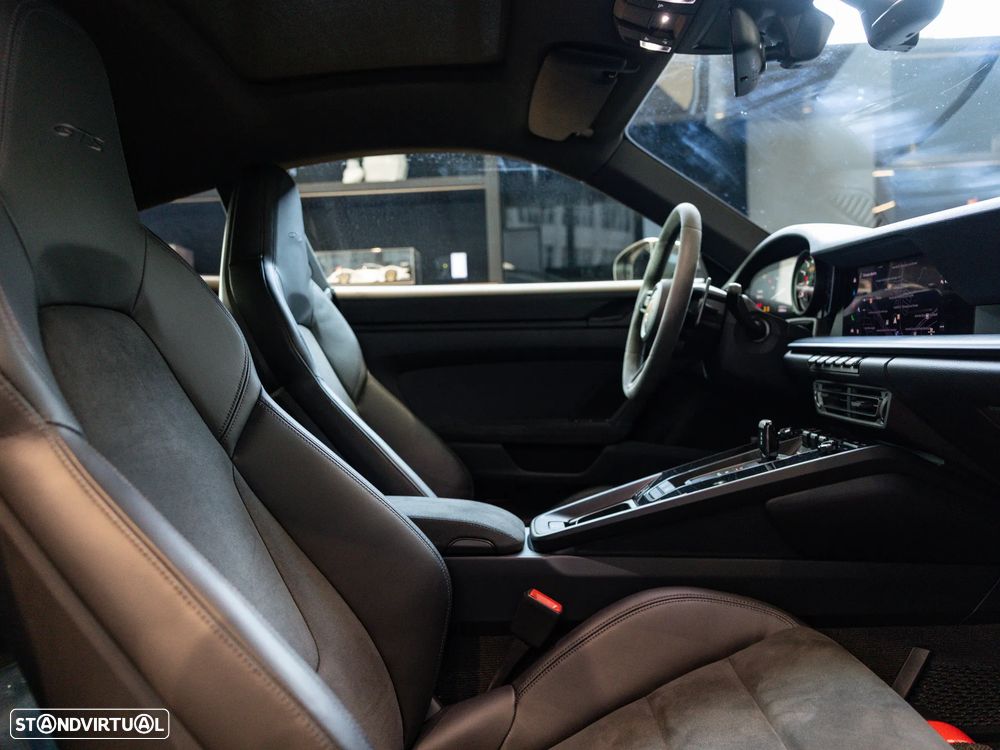 Porsche 911 (992) Carrera 4 GTS PDK - 42