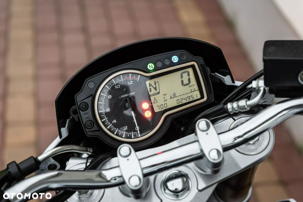 Suzuki GSR - 8