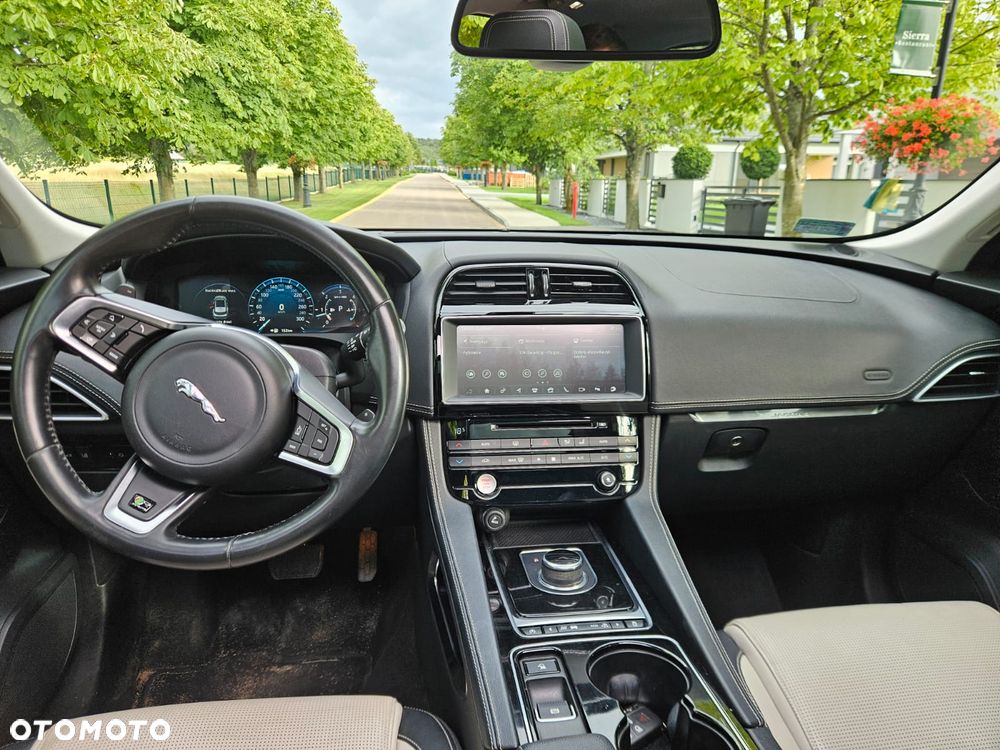 Jaguar F-Pace - 9