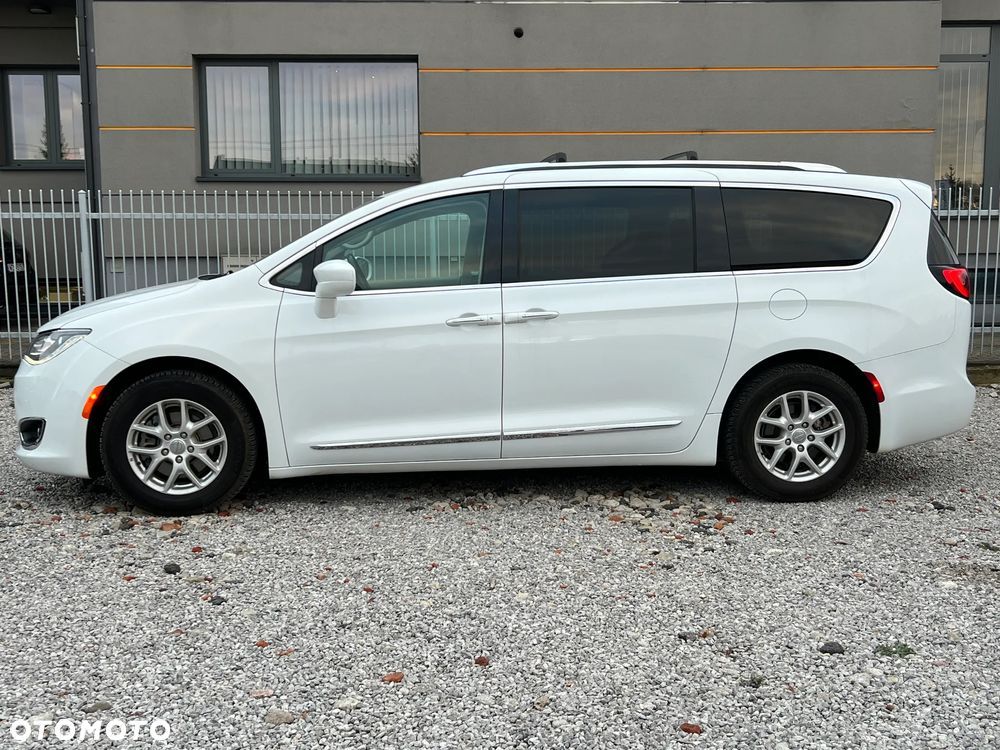 Chrysler Pacifica - 12