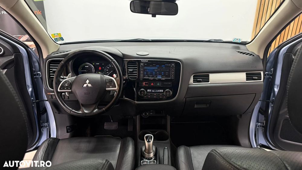 Mitsubishi Outlander 2.0 4WD Plug-In Hybrid - 7