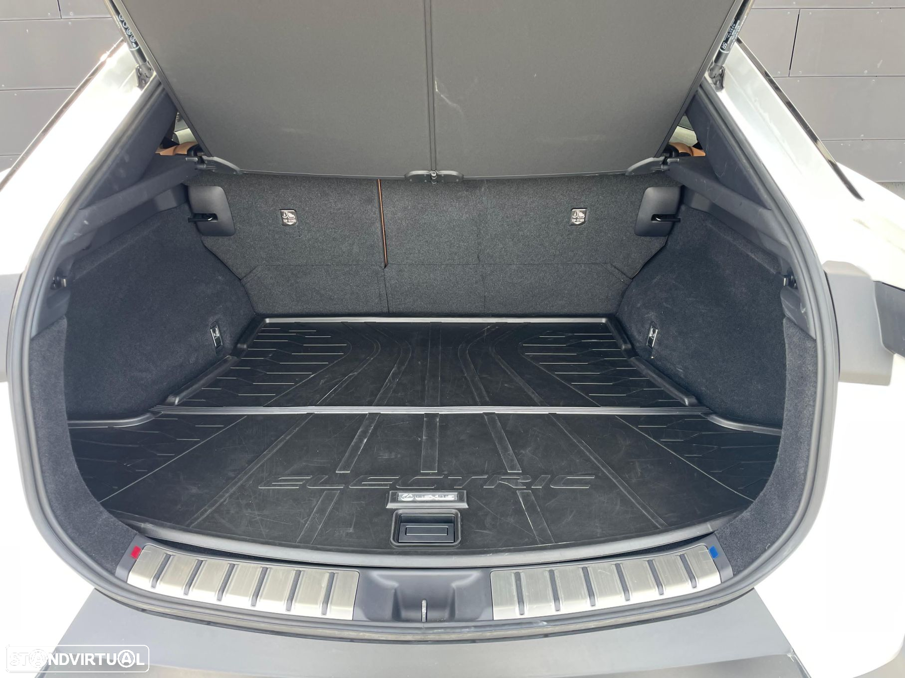 Lexus RZ 450e Executive Plus - 17