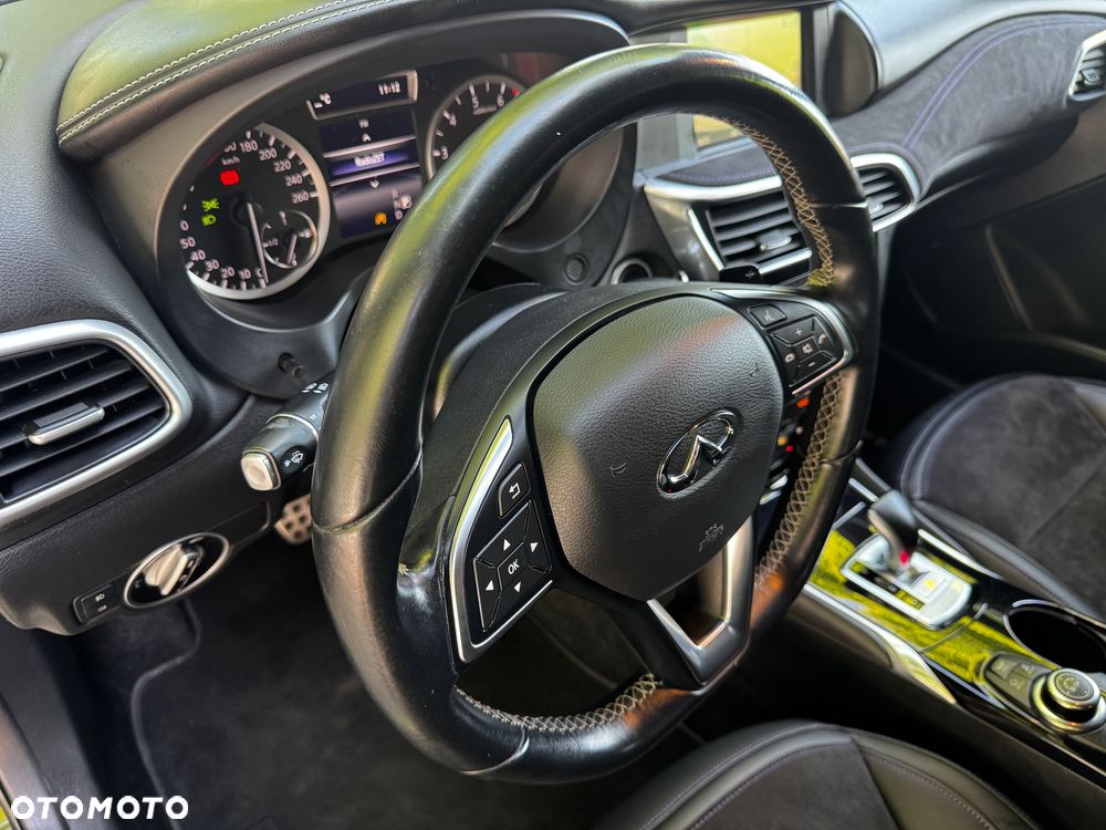 Infiniti Q30 2.0t DCT AWD Sport - 16
