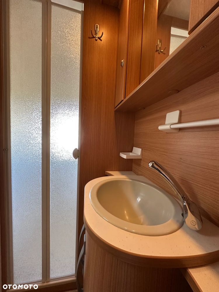 Adria ADORA 542 UT z napędem, nową markizą i dużą łazienką. - 37