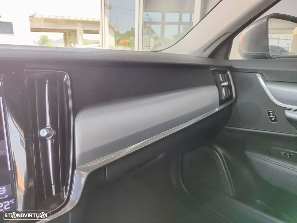 Volvo V90 2.0 D4 Momentum Geartronic - 35