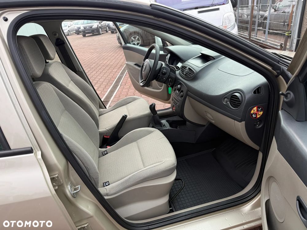 Renault Clio 1.2 16V Confort Dynamique - 11