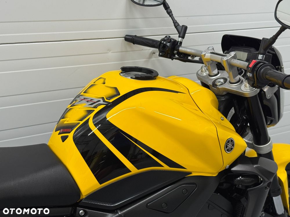 Yamaha FZ - 11