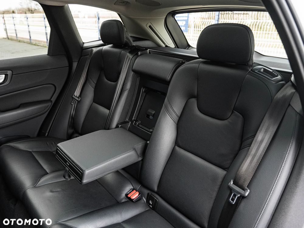 Volvo XC 60 B4 B Plus Dark - 27