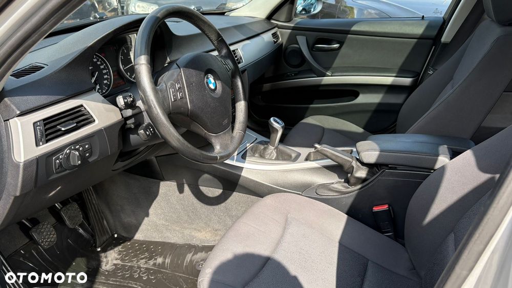 BMW Seria 3 318i - 34