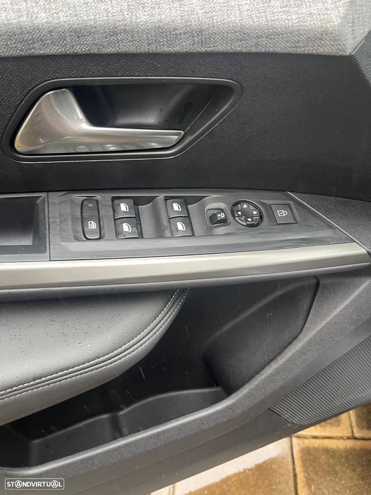 Peugeot 5008 Hybrid 145 e-DSC6 Allure - 42