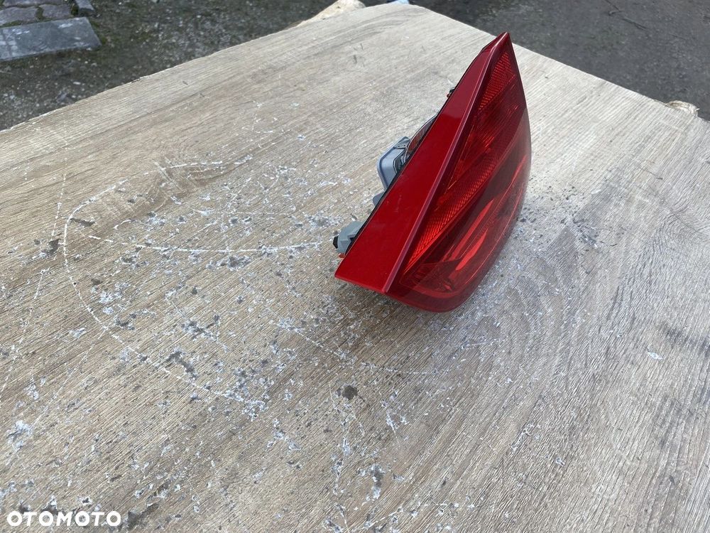 LAMPA TYLNA LEWA NA KLAPĘ A4 B8 KOMBI 08-12 8K9 8K9945093 - 2