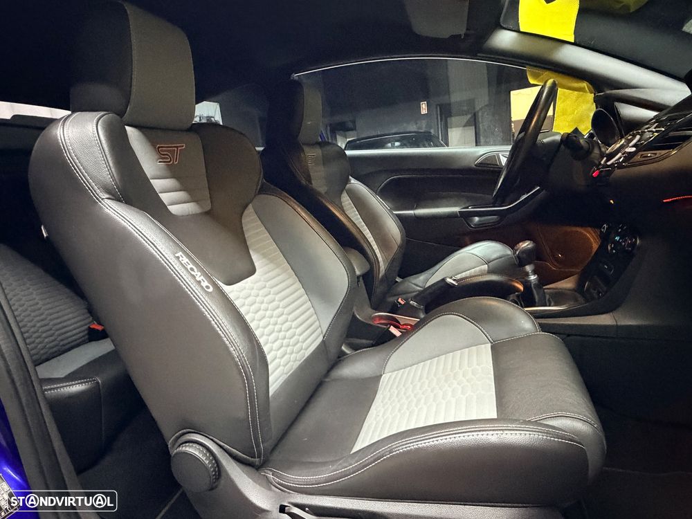 Ford Fiesta 1.6 EcoBoost c/ Pack Pele Desportiva ST - 32