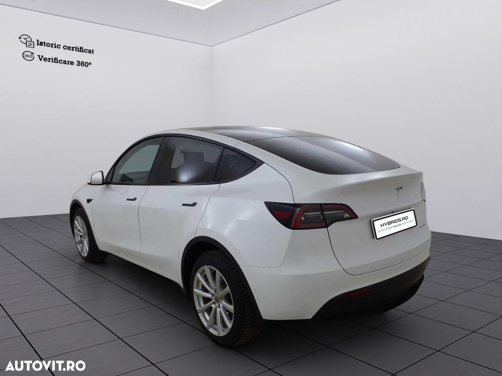 Tesla Model Y - 4