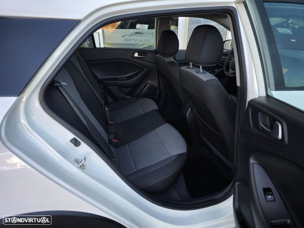 Hyundai i20 Active 1.4 CRDi Comfort Navi - 8