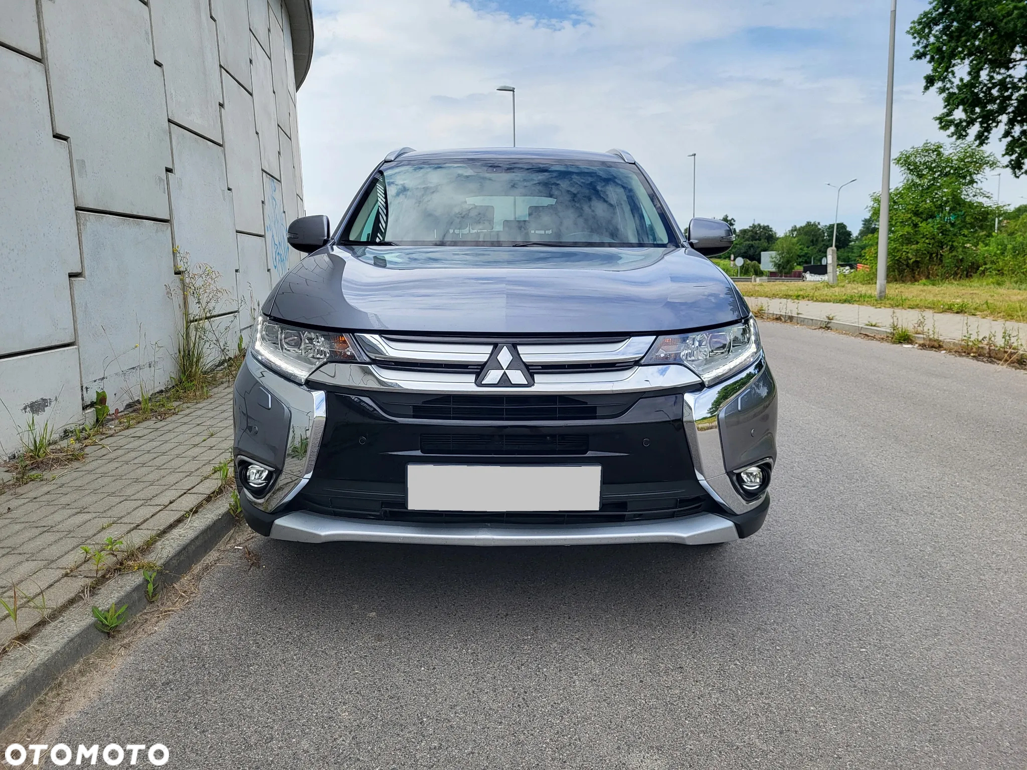 Mitsubishi Outlander - 2
