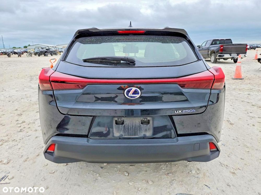 Lexus UX - 4