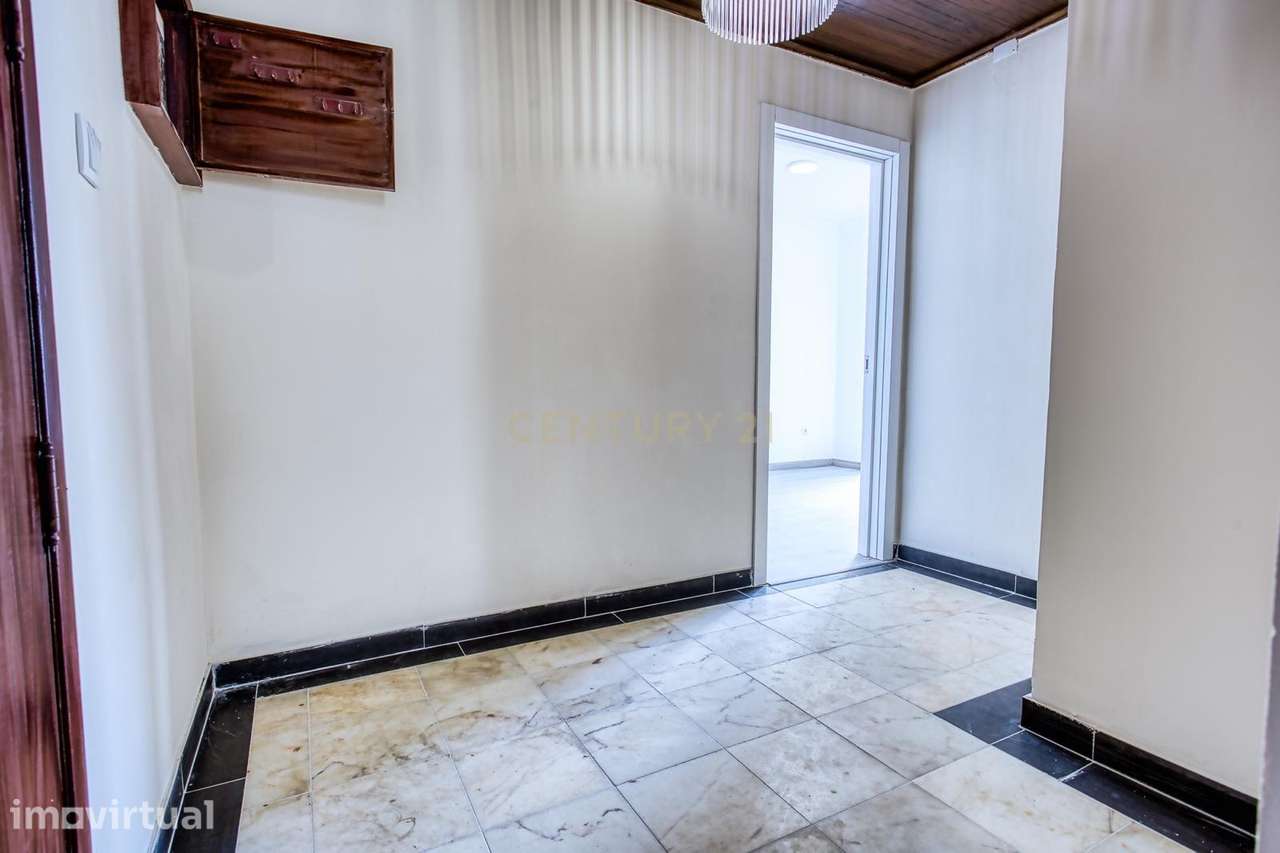Apartamento T3 Totalmente Renovado | Suíte | Varanda | Terraço de Uso - Grande imagem: 4/38
