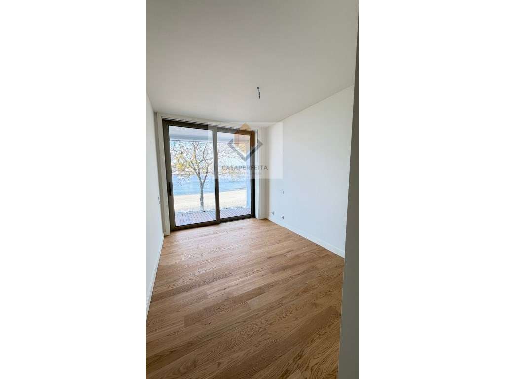 Apartamento T1 com Varanda e Lugar de Garagem - Frente ao Rio Douro - Grande imagem: 3/8