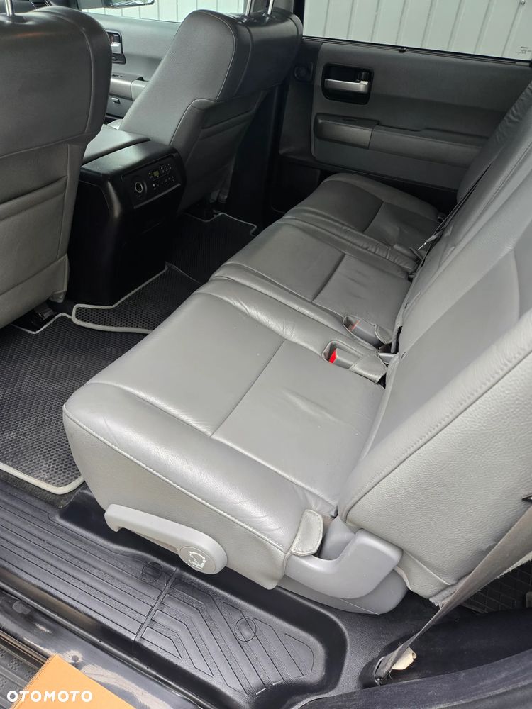 Toyota Sequoia - 13