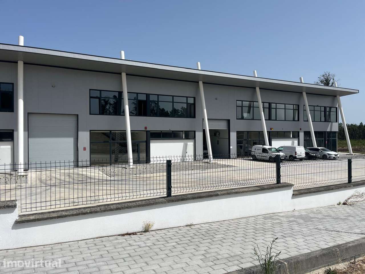 Armazém Virado para a A8 em Maceira - Grande imagem: 2/26