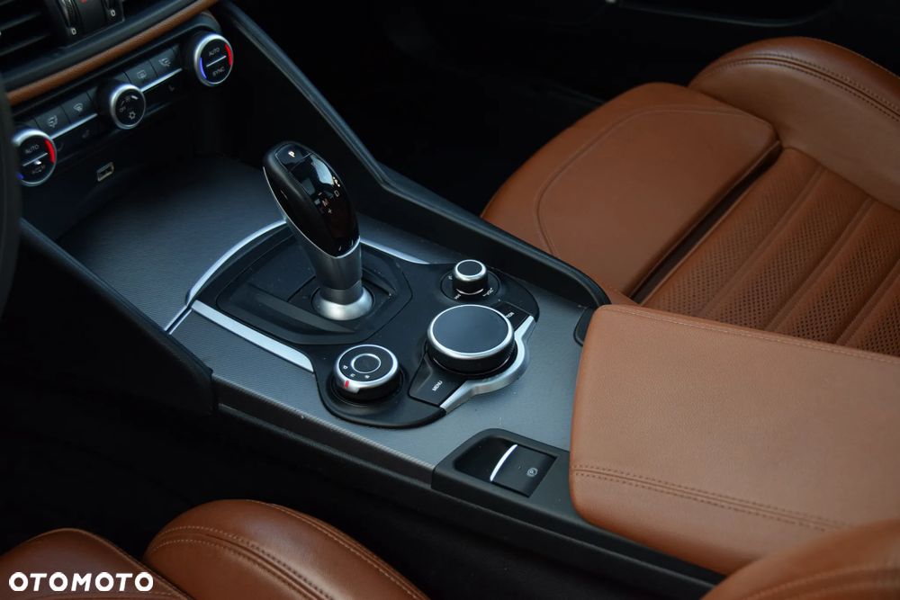 Alfa Romeo Giulia 2.0 Turbo 16V AT8-Q4 Ti - 20