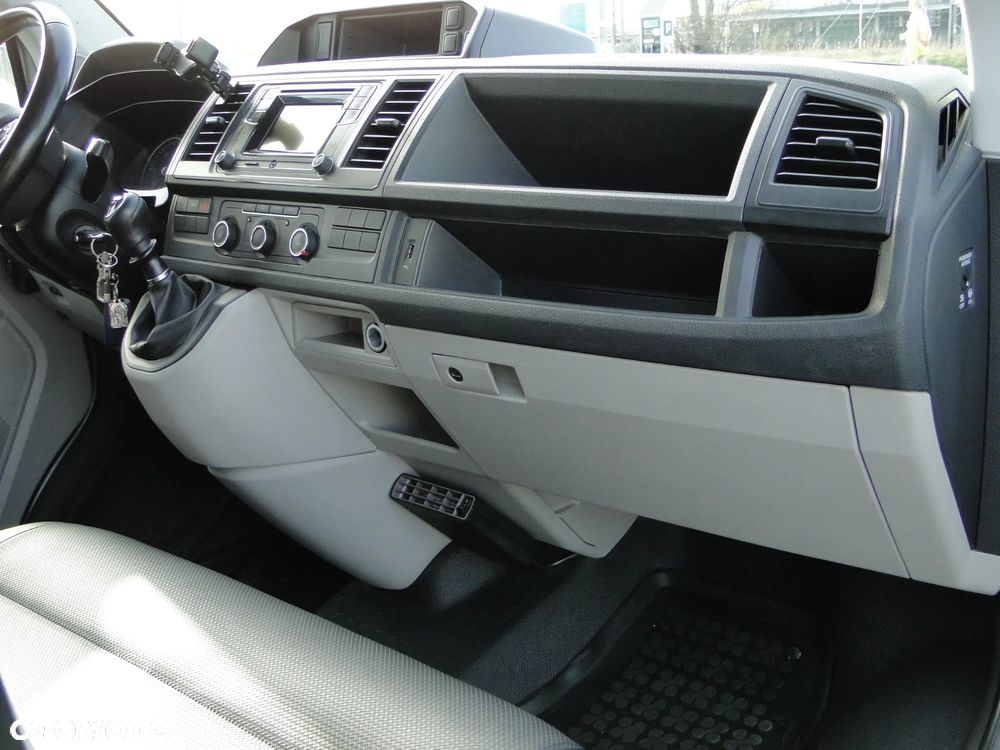 Volkswagen Caravelle - 23