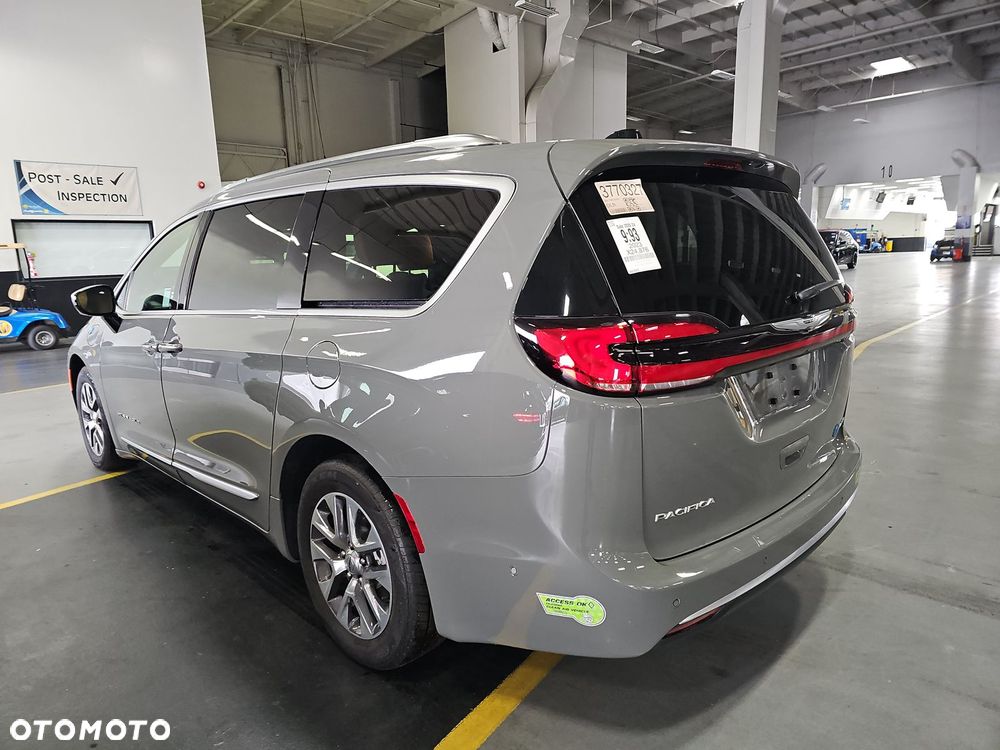 Chrysler Pacifica - 2