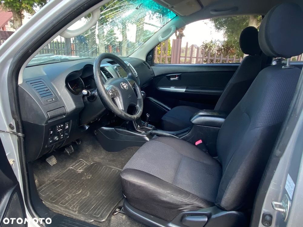 Toyota Hilux 4x4 Extra Cab - 3