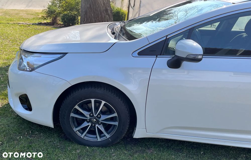 Toyota Avensis 2017 photo 2
