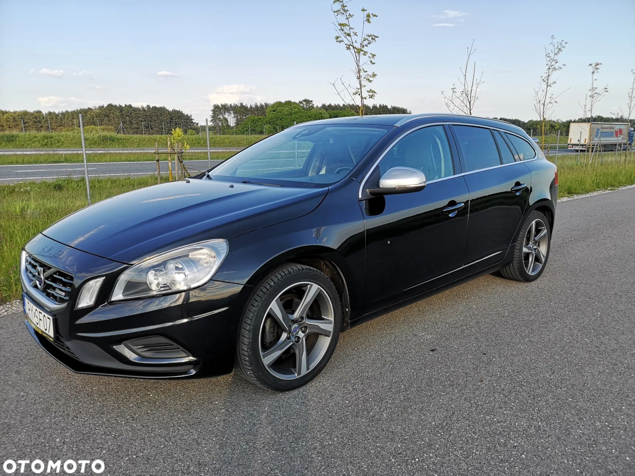 Volvo V60 T3 R-Design - 1