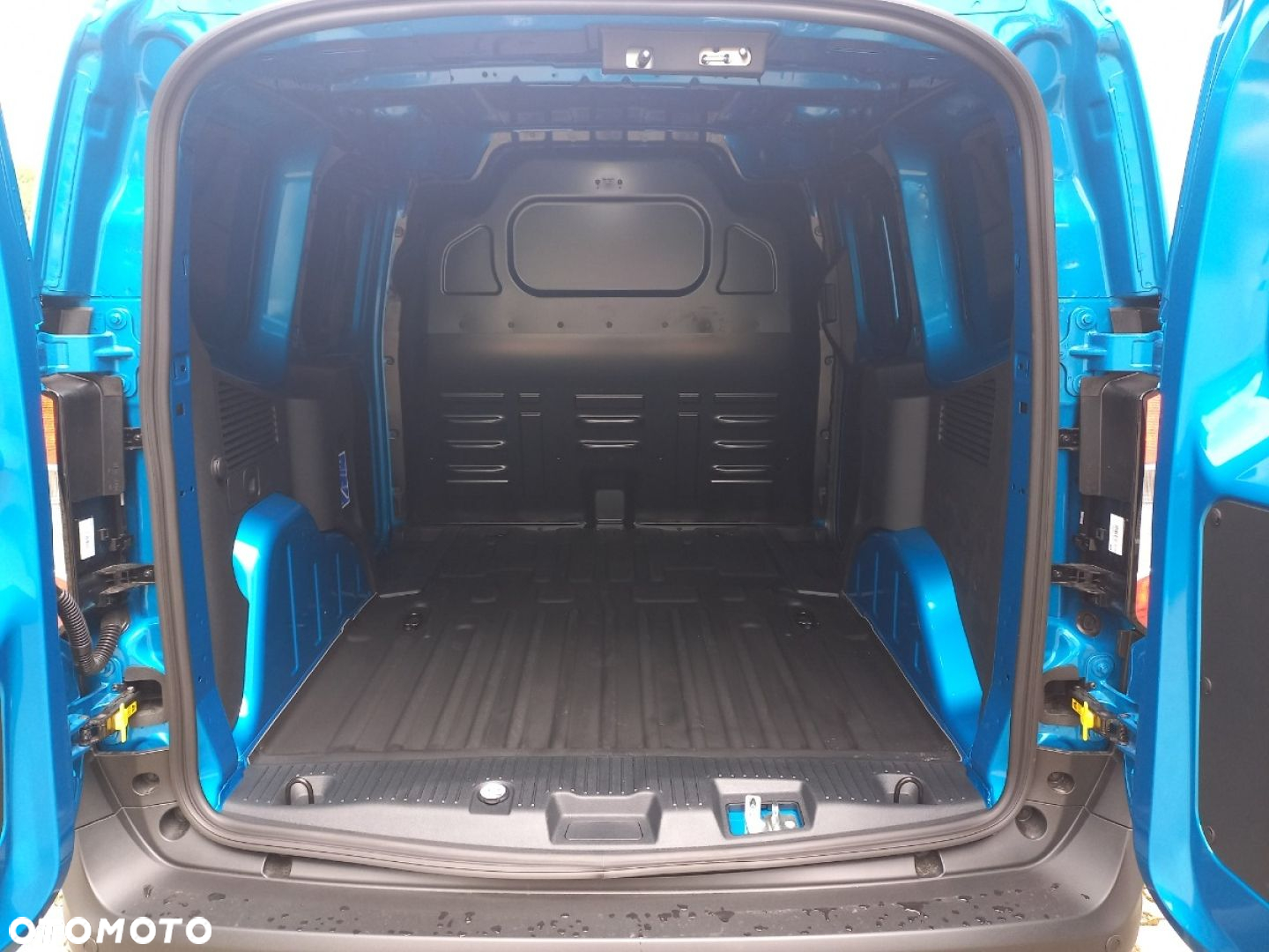 Ford Transit Courier - 12