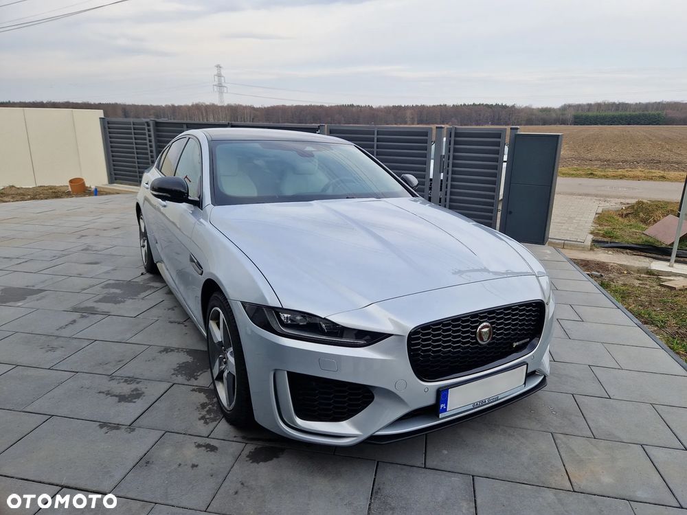 Jaguar XE 2.0 P300 AWD R-Dynamic SE - 2