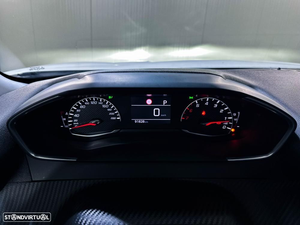 Peugeot 2008 1.2 PureTech Allure EAT8 - 24