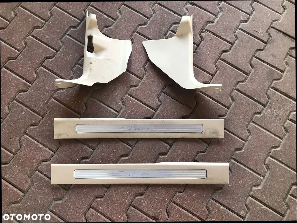 CADILLAC ESCALADE III 6,2 V8 2006-2014 LEWA PRAWA TAPICERKA OSŁONA PLASTIK NAKŁADKA - 1