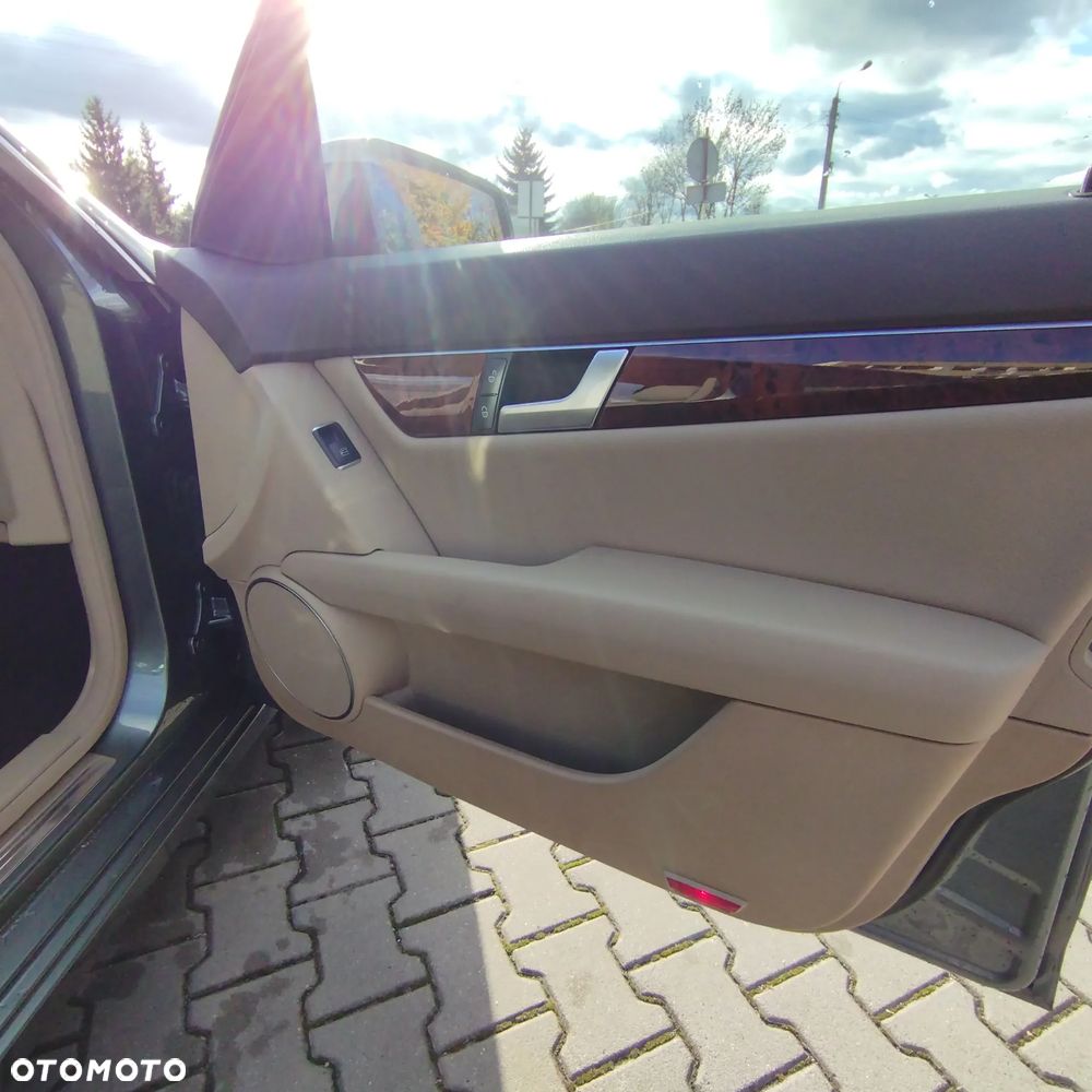 Mercedes-Benz Klasa C 250 CGI BlueEff Elegance - 11