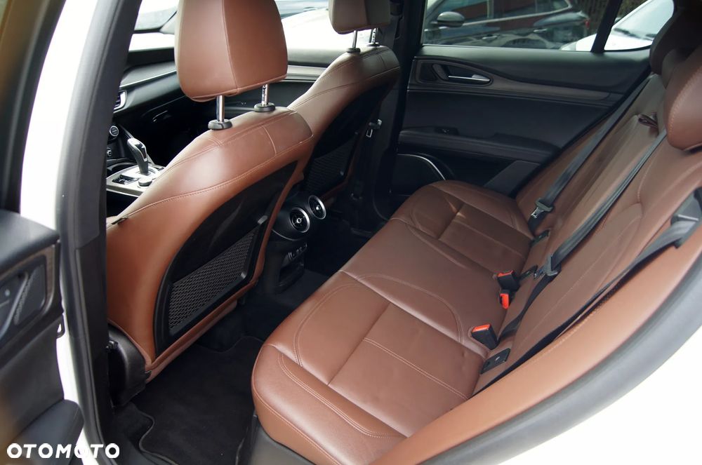 Alfa Romeo Stelvio 2.0 Turbo 16V AT8-Q4 Ti - 12