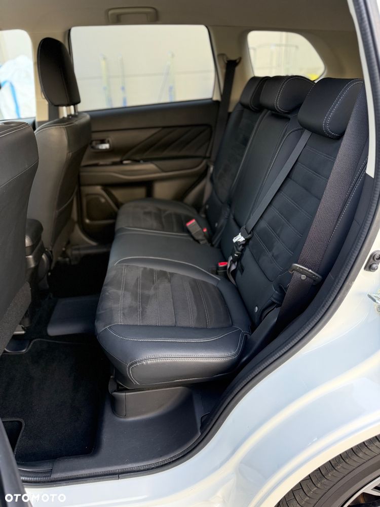 Mitsubishi Outlander PHEV Instyle NAVI + - 24