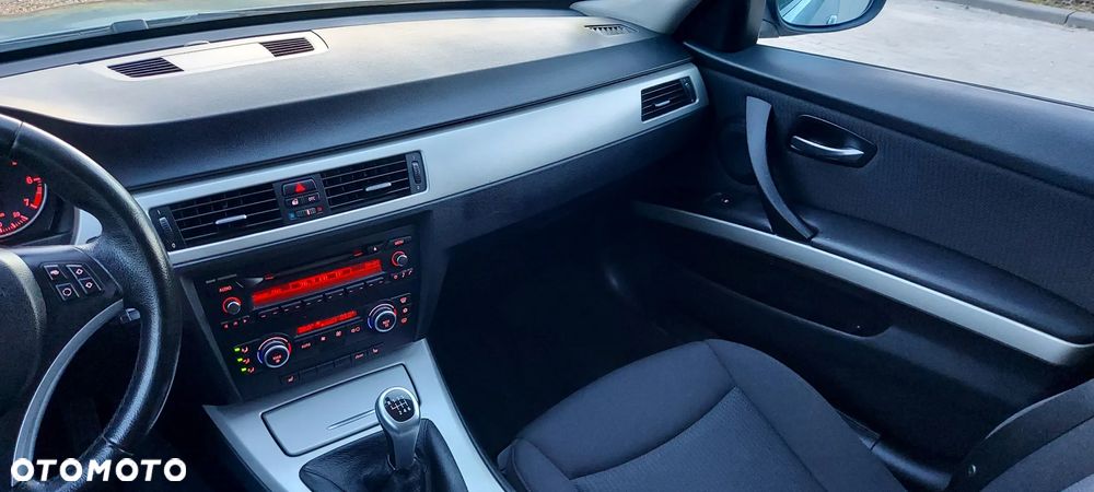 BMW Seria 3 318i Edition Exclusive - 32