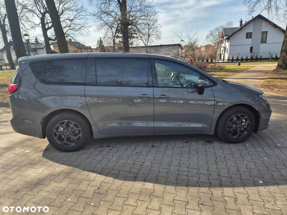 Chrysler Pacifica - 4