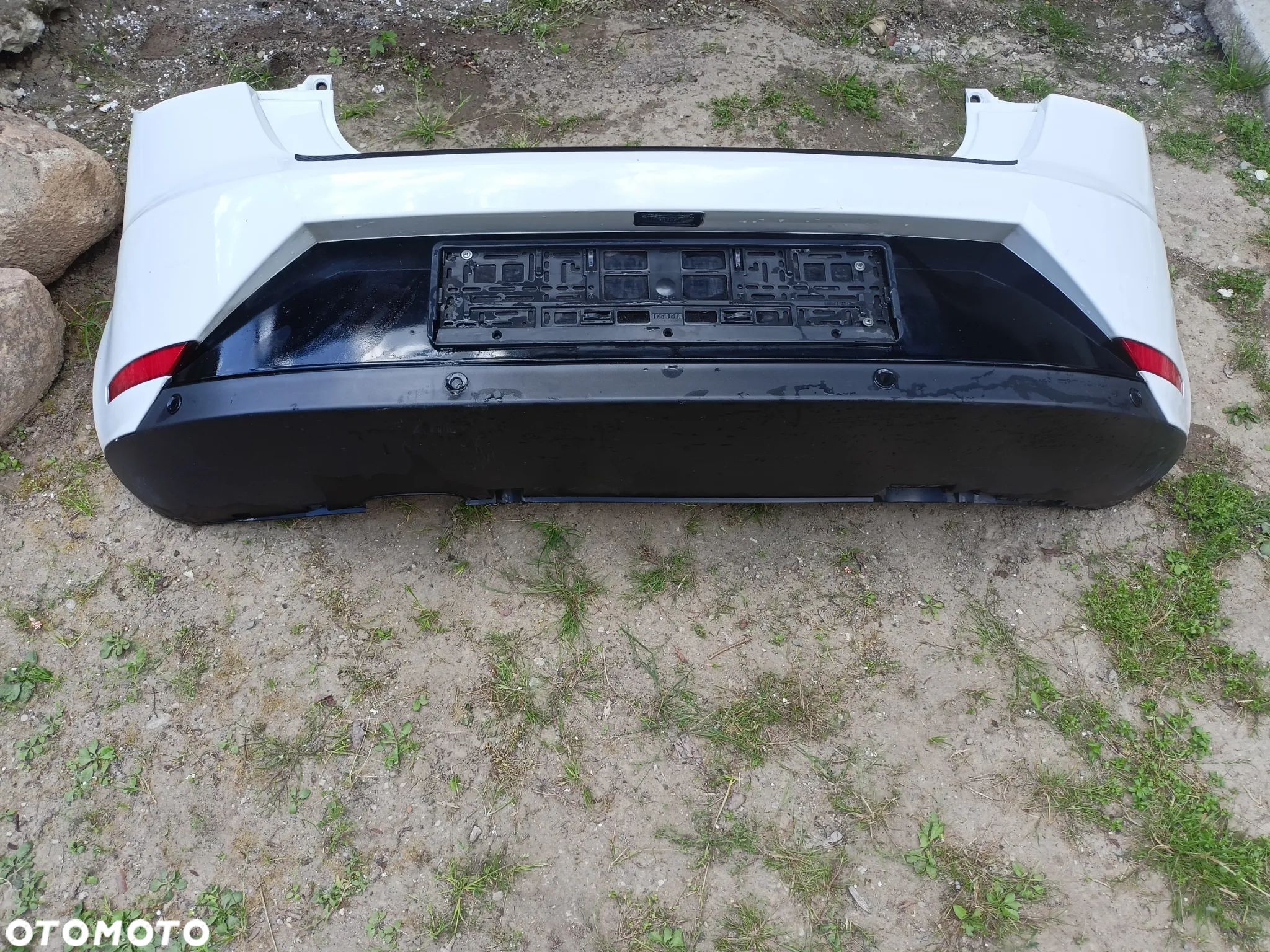 Zderzak tył Seat Ibiza IV 6J 2013-17 biały LB9A 3d, z czujnikami parkowania + belka - 1