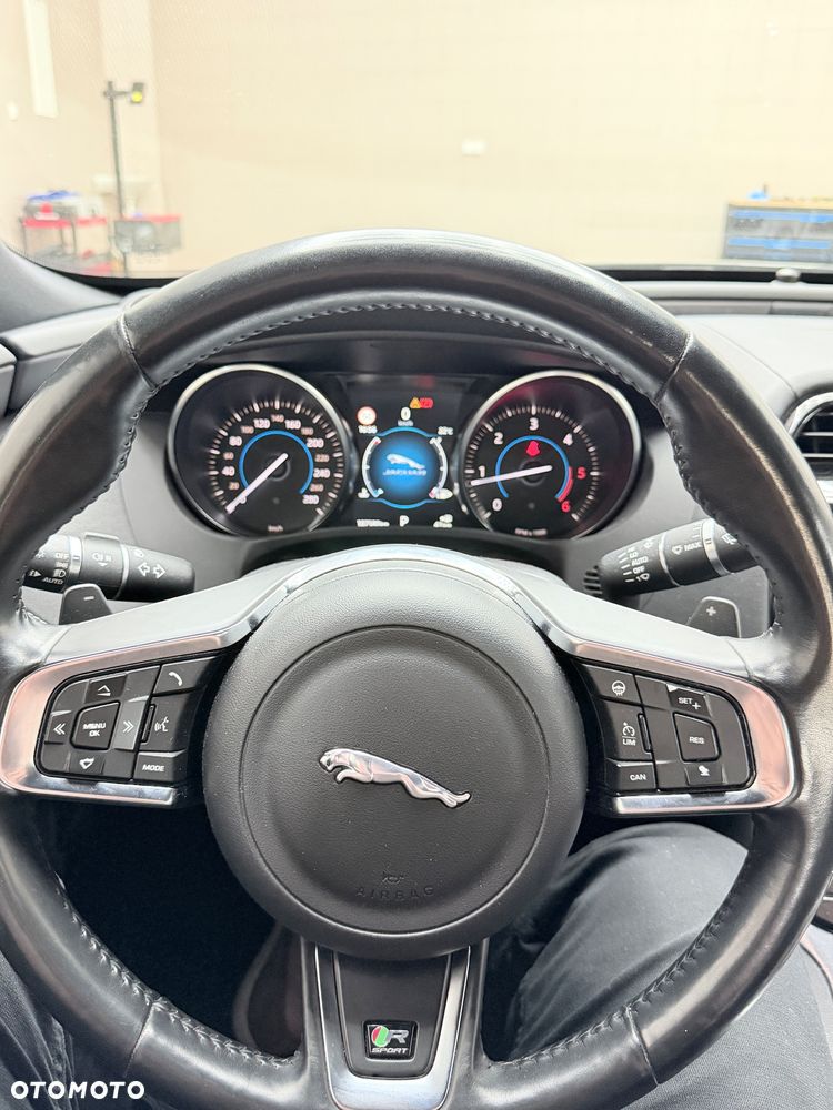 Jaguar XE 2.0 D AWD R-Sport - 23